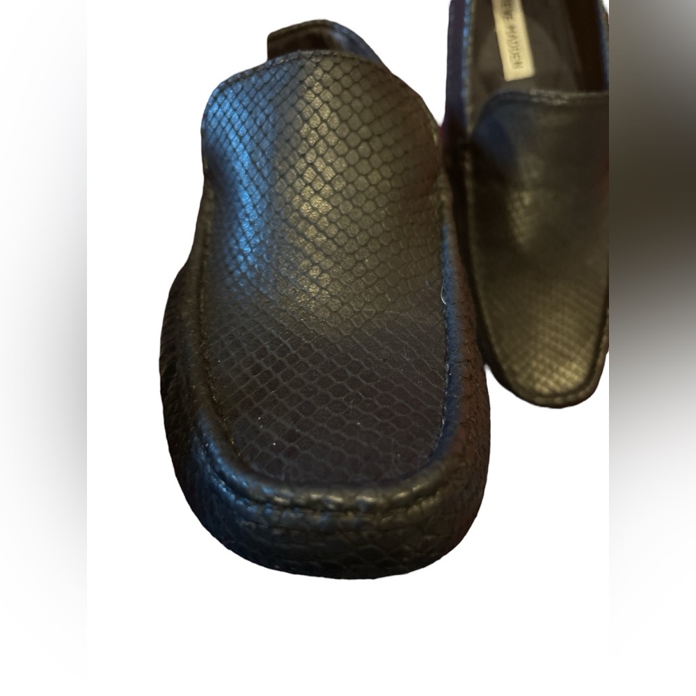 New Steve Madden navy blue snake embossed leather driving loafers. SIZE 9.